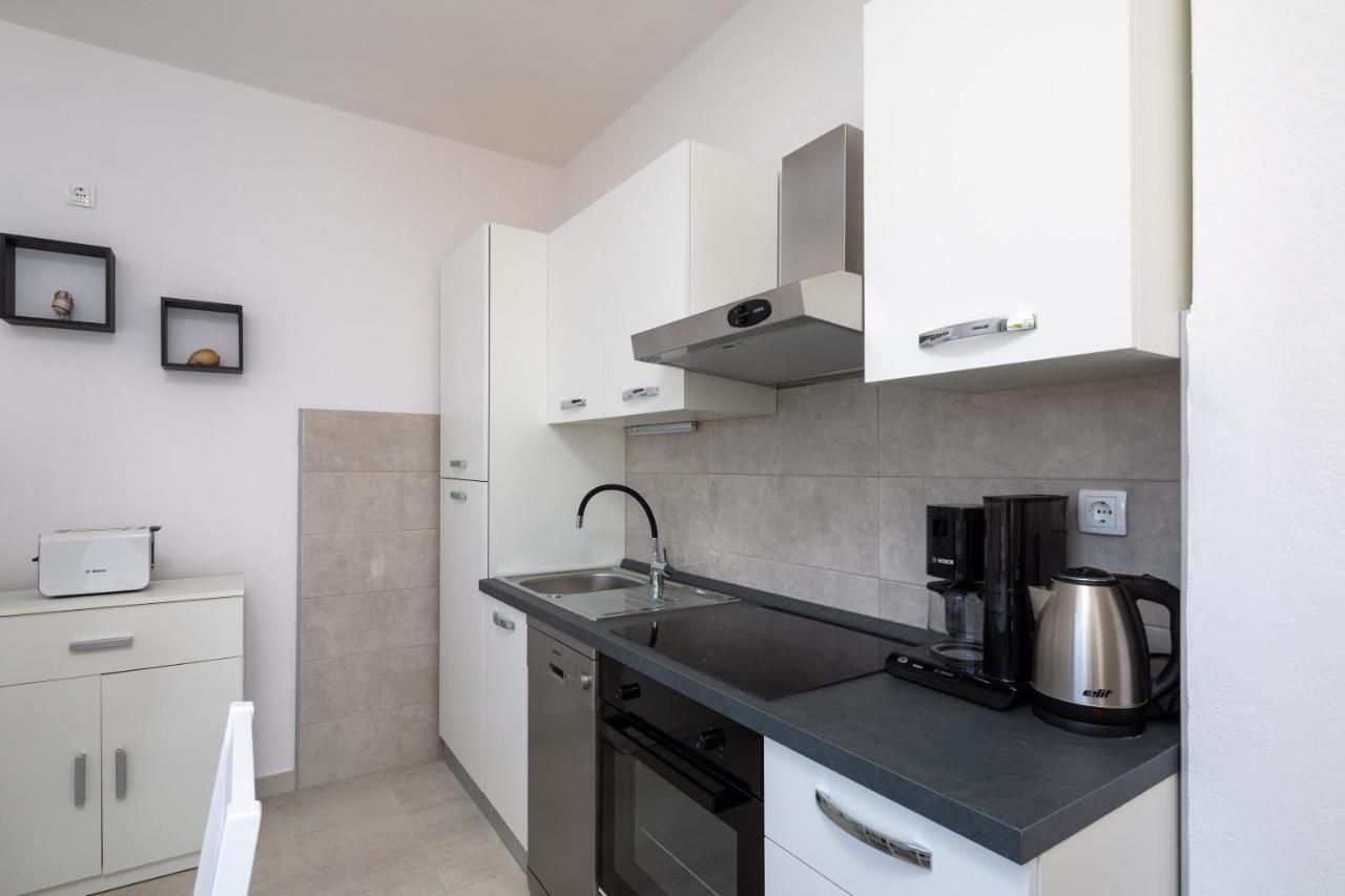 Apartments 20 Meters From The Beach Jesenice  Exterior foto