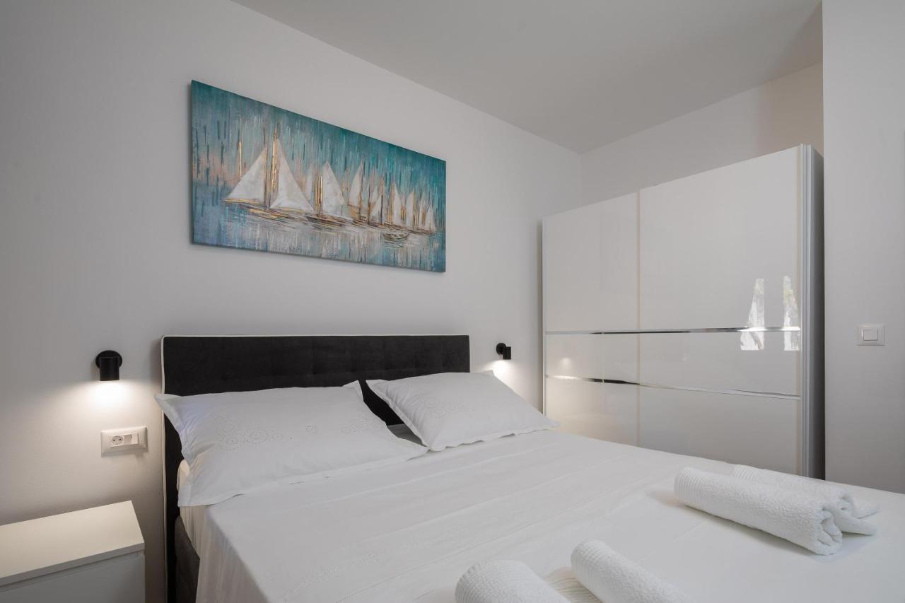Apartments 20 Meters From The Beach Jesenice  Zimmer foto