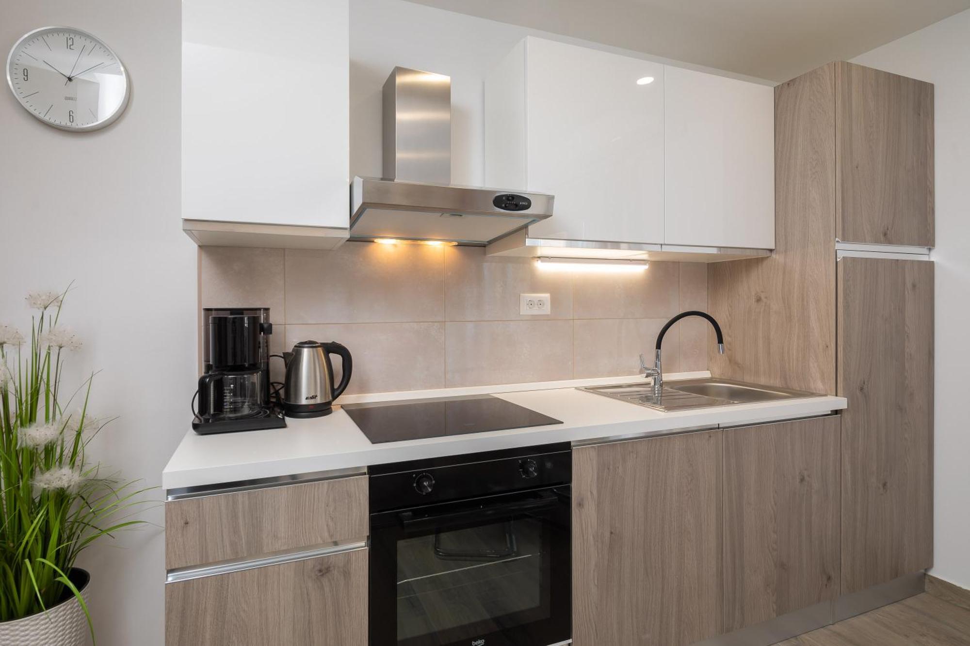 Apartments 20 Meters From The Beach Jesenice  Zimmer foto